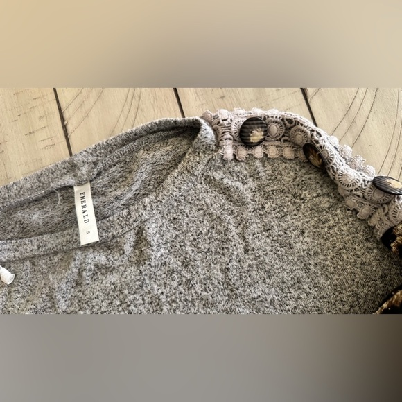 Women’s Sweater • Size Small - Picture 2 of 4